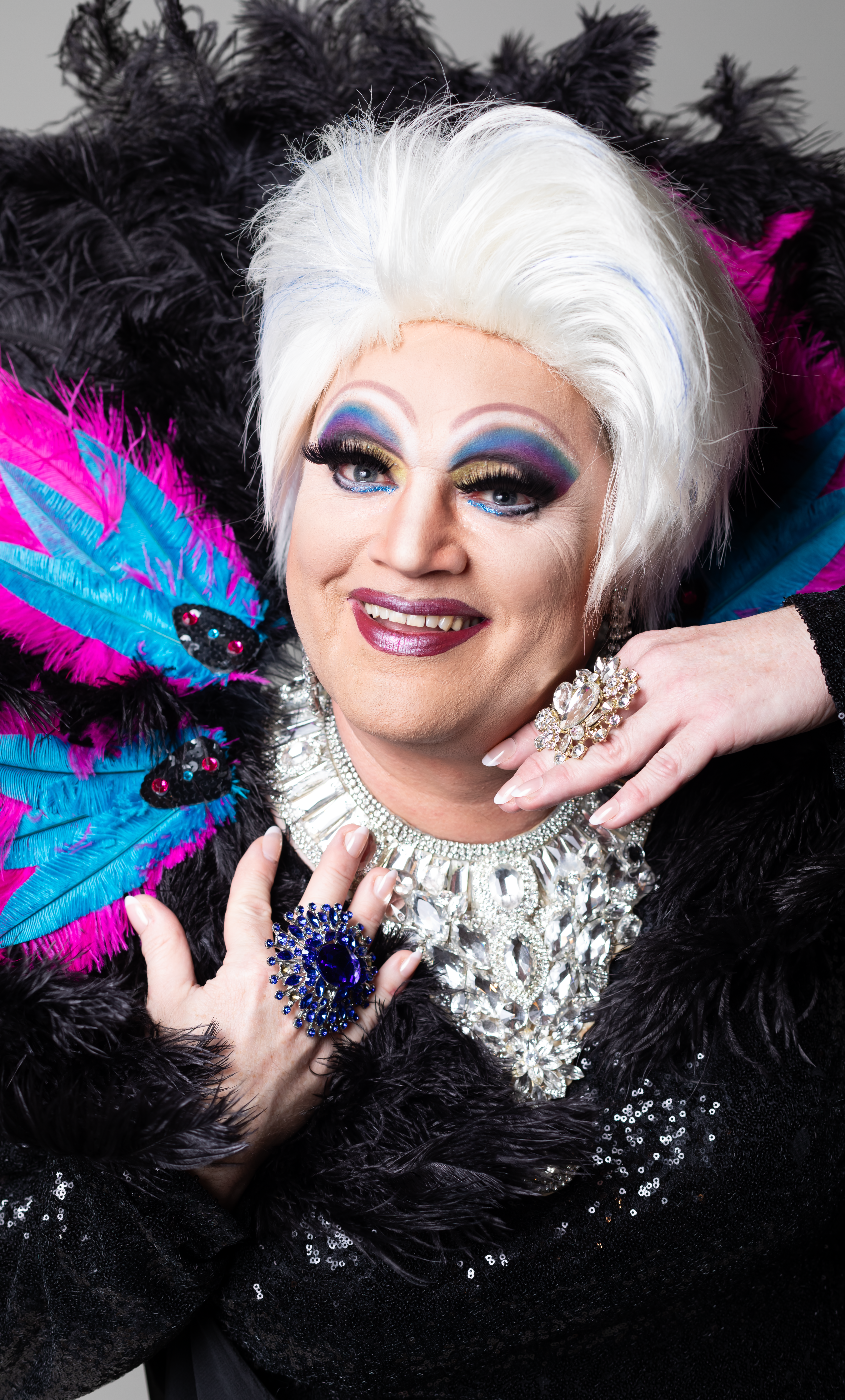 Vikky_Schwarzes_Kleid_Closeup_2024_05_07_350x580